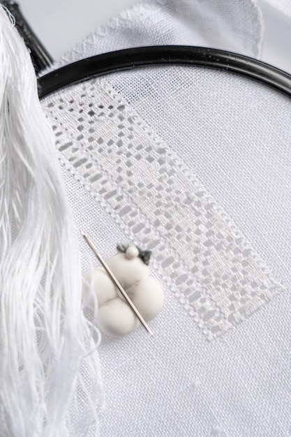 haftowane motywy na tkaninie